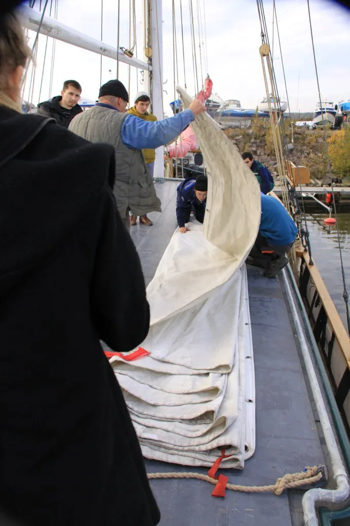 18 октября на "Надежде" волонтеры Фонда снимали паруса