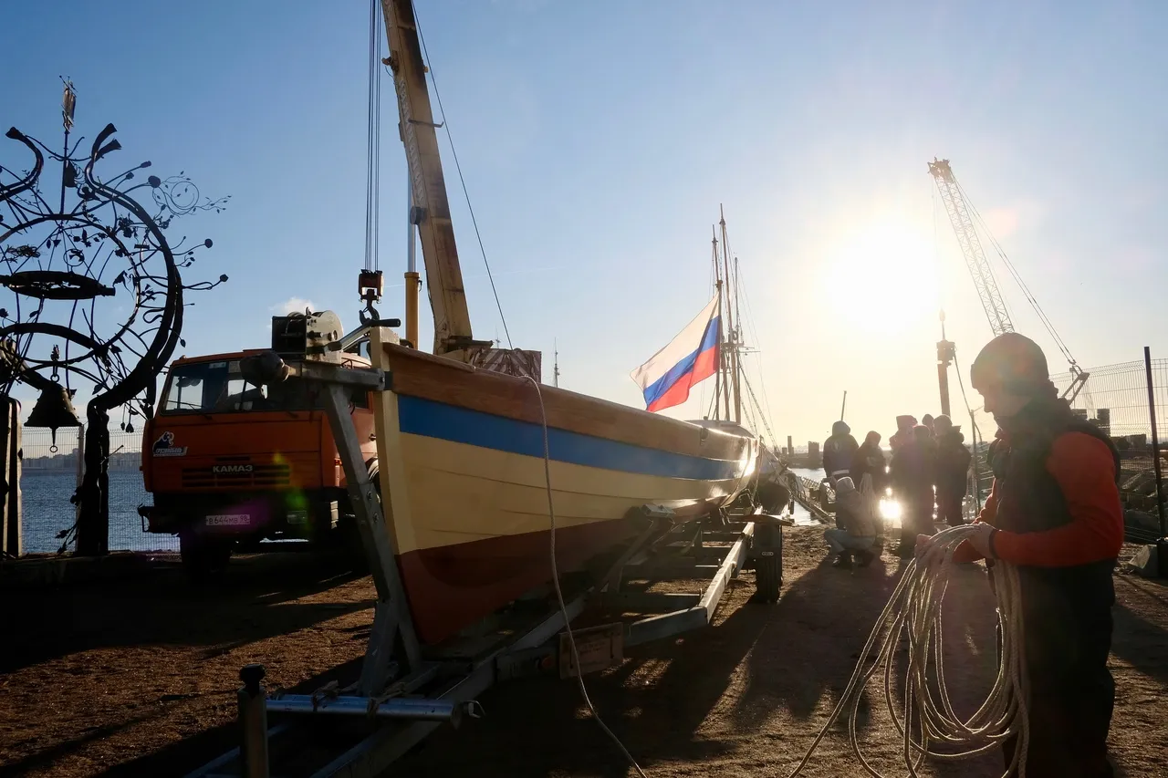 В Яхт-клубе Санкт-Петербурга спустили учебную лодку