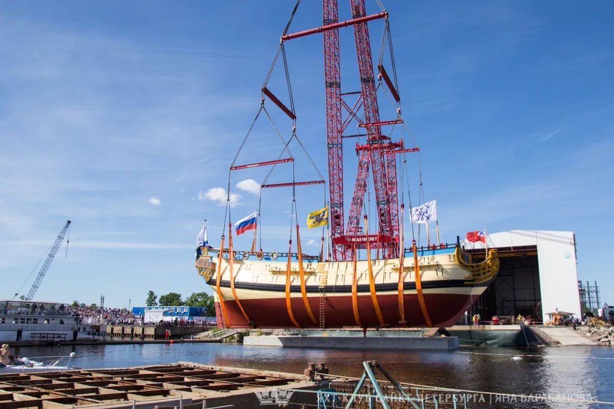 Линейный корабль «Полтава» спустили на воду в Яхт-клубе Санкт-Петербурга